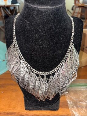 N Y Silver Leaf Fringe Necklace 11 1/2 inches